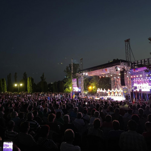 prima seara a festivalului international de folclor "doina covurluiului" începe cu muzică și dansuri