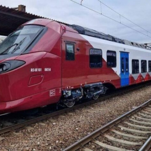 Un tren electric nou a plecat din fabrica Alstom din Bautzen, Germany, cu destinația România, informează opiniabuzau.ro. Potrivit sursei, la începutul anului, Autoritatea pentru Reforma Feroviară (ARF) a primit de la Bursa Română de Mărfuri decizia privind ofertele depuse de CFR Călători și Transferoviar Călători pentru materialul rulant nou achiziționat. Este vorba despre trenurile electrice inter-regionale, denumite RE-IR, destinate transportului feroviar de călători între regiuni.