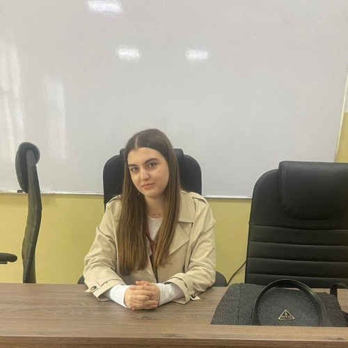 Elif Aksoy, elevă la Colegiul Național &quot;Mircea cel Bătrân&quot; din Constanța, își construiește drumul educațional pornind de la pasiunea pentru limba și cultura turcă. Potrivit ziarului amprenta.ro, aceasta consideră limba maternă o comoară transmisă din familie, pe care o păstrează cu mândrie și recunoștință.