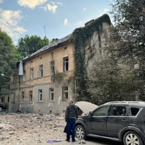 Rusia a lansat un atac cu rachete și drone asupra mai multor orașe din Ucraina în noaptea de 20 spre 21 august, provocând victime și pagube materiale importante. Potrivit Kyiv Independent, atacul a ucis o persoană, a rănit alte 14 și a provocat incendii la o fabrică de electronice din Mukacevo. În alte localități, inclusiv Lviv, au fost raportate pagube și explozii.