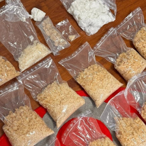 Traficul de droguri în România a înregistrat o creștere semnificativă în primele opt luni ale anului, polițiștii antidrog confiscând aproape două tone de substanțe ilegale, între care cocaină, heroină, canabis, ecstasy și metamfetamină. Potrivit unui raport recent, comparativ cu perioada similară a anului trecut, când s-au confiscat aproximativ o tonă de droguri, rezultatele sunt îmbucurătoare, dar autoritățile se confruntă cu o infracționalitate din ce în ce mai inventivă.