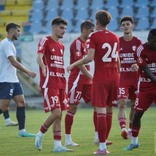 FC Botoșani a câștigat partida amicală jucată pe stadionul &quot;Municipal&quot; împotriva echipei Bucovina Rădăuți, cu scorul de 6-0. În ciuda diferenței evidente, formația divizionară C a dat totuși o replică bună, însă nu a reușit să pună probleme echipei gazdă.