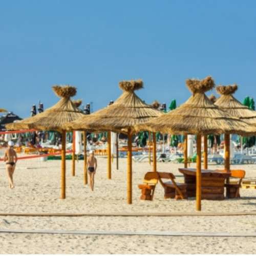 ediția a 47-a a programului „Litoralul pentru toți” se desfășoară în perioada 1-30 septembrie, cu prețuri începând de la 53 de lei pe noapte pentru o persoană, anunță Federatia Patronatelor din Turismul Românesc (FPTR). Potrivit Mediafax, acest program nu este doar o ofertă pentru vacanțe ieftine, ci și un sprijin pentru turismul local, într-un context economic dificil.