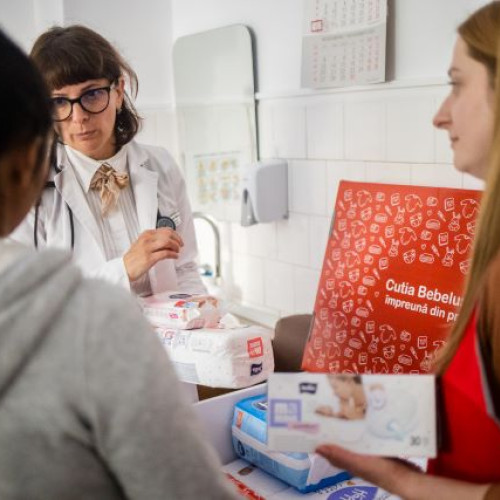 a treia ediție a programului cutia bebelușului începe în județul Brașov, conform anunțurilor făcute de Salvati Copiii România și Asociația SAMAS. În următoarele 12 luni, 450 de mame cu nou-născuți vor primi o cutie plină cu peste 64 de produse esențiale pentru îngrijirea bebelușului. Astfel, până la sfârșitul acestei ediții, numărul total de mamici benefic وجه de program în județ va ajunge la 1.208, de la începutul inițiativei.