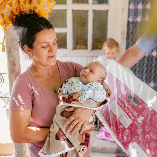 a treia ediție a programului cutia bebelușului începe în botoșani