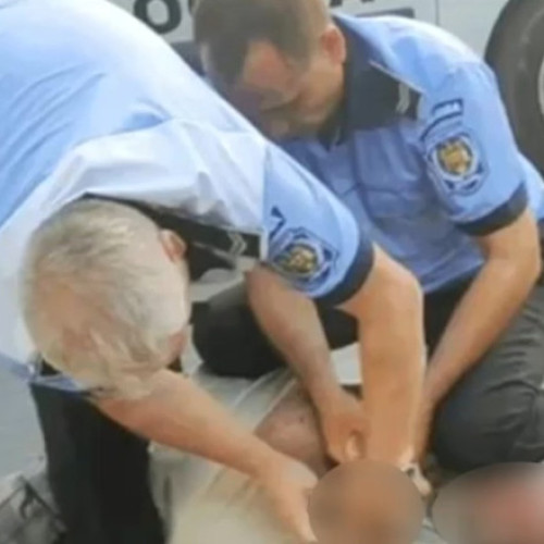 Scene șocante filmate în Pașcani: un bărbat de 70 de ani a fost dus la spital după ce a fost pus la pământ de polițiștii locali
