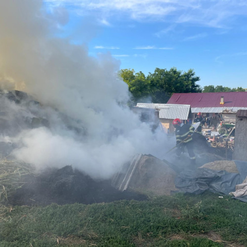 Copiii au dat foc unui depozit de furaje în Botoșani într-un joc periculos