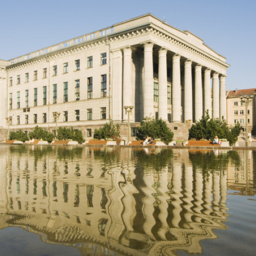 Lituania a instituit o zonă de interdicție aeriană aproape de capitala sa, Vilnius, ca răspuns la incursiunile drone din apropierea graniței cu Belarus, relatează digi24.ro. Potrivit Ministerului Apărării, această măsură a fost luată din cauza situației de securitate și a riscurilor pentru societate, inclusiv pentru aviația civilă, cauzate de incălcarea spațiului aerian de către drone fără pilot.