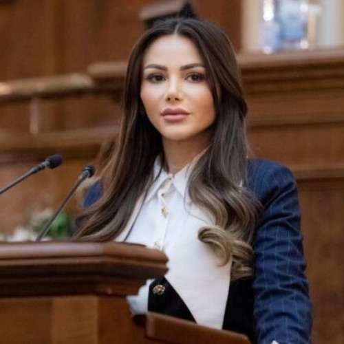 Senatoarea Valentina Aldea, reprezentantă a Partidului Oameni și Reforme din București, a transmis o scrisoare deschisă ministrului Educației, Daniel David, în care solicită măsuri imediate pentru protejarea elevilor. Conform declarațiilor sale, cazul recent din județul Bihor, în care un profesor condamnat anterior pentru infracțiuni sexuale a fost reținut pentru agresiune asupra unei fetite de 14 ani, scoate în evidență vulnerabilități grave în sistem.