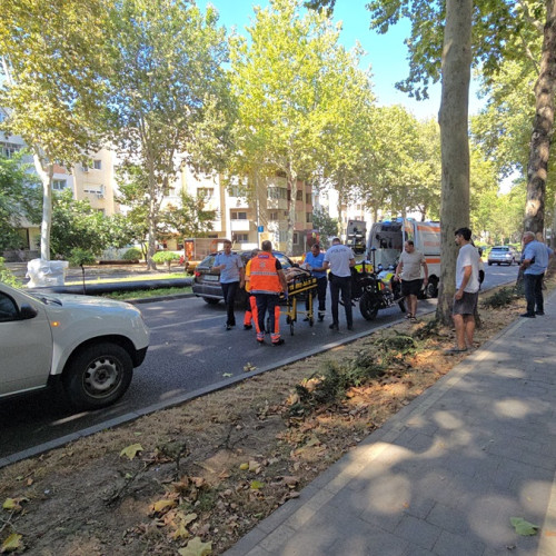 Accident pe bulevardul Mamaia din Constanța, o persoană rănită după coliziunea cu un copac
