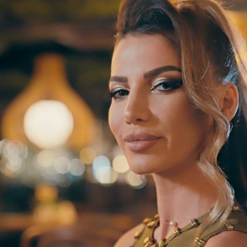 Aleena, cântăreața din Târgoviște, revine cu o versiune specială a piesei "Ce ușor să judeci un om" după succesul uriaș al originalului