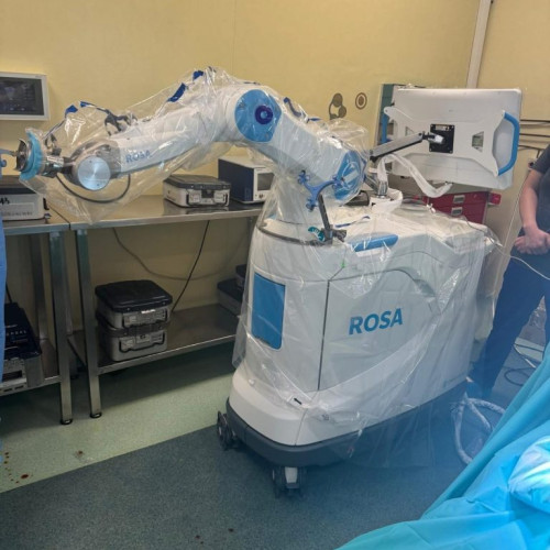 bărbat de 75 de ani din vestul țării a avut o recuperare spectaculoasă după intervenție robotică pentru cancer pulmonar