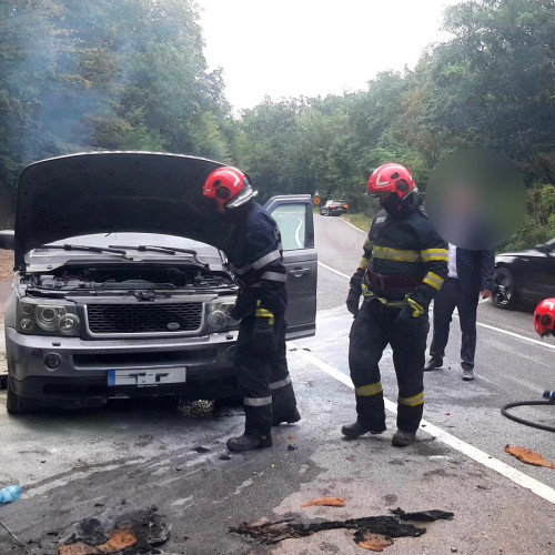 Mașină în flăcări pe DN 29A, în apropiere de Horlaceni