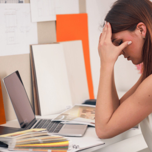 Burnout-ul, o problemă tot mai frecventă în rândul românilor, devine o preocupare majoră în ultimele ani, însă puțini recunosc simptomele și cauți sprijin specializat. Potrivit buzoienii.ro, această stare de epuizare profesională nu trebuie ignorată, fiind definită de Organizația Mondială a Sănătății ca un fenomen ocupațional, rezultat nu doar din stres prelungit, ci și din anumite particularități ale mediului socio-profesional din România.