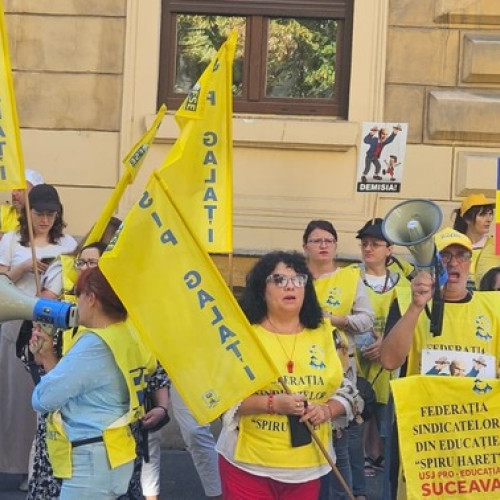 Sindicaliștii din sistemul educațional protestează pentru a 15-a zi consecutiv, solicitând demisia ministrului Daniel David și dacă va începe sau nu anul școlar în 8 septembrie, potrivit news.ro. Protestele au loc în fața sediului Ministerului Educației, unde sindicaliștii au adus steaguri, pancarte și bannere, exprimându-și nemulțumirea față de măsurile luate de Guvern pentru reducerea deficitului bugetar.