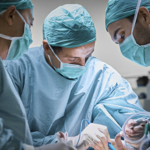 salvată mana unui bărbat de 33 de ani după o operație de șase ore la Iași