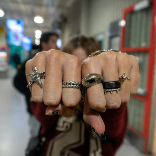 bijuterii din argint pentru femeile pasionate de rock: simboluri, stil și personalitate