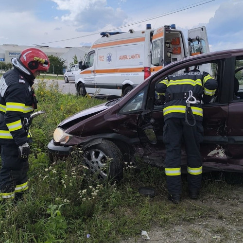 accident rutier la vântu de jos cu două autoturisme