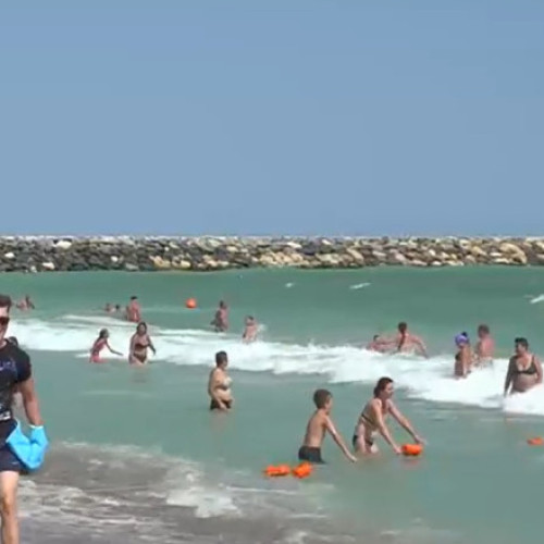 Un bărbat aproape s-a înecat pentru că a ignorat steagul roșu pe plaja din Venus