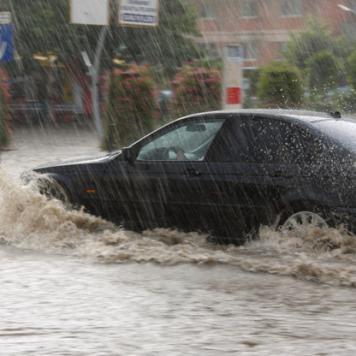 Vremea extremă afectează mai multe zone din România, potrivit meteorologilor. În urma ploilor torențiale și a furtunilor, mai multe străzi din Baia Mare și Satu Mare au fost inundate, iar autoritățile intervin pentru a gestiona situația. Pompierii continuă să acționeze în zonele afectate, iar bilanțul din Satu Mare indică peste 50 de solicitări de intervenție, majoritatea încă în desfășurare, menționează ISU, citează digi24.ro.