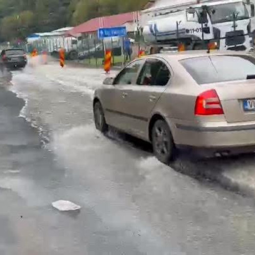 accident pe DN 7 în zona Caineni din cauza acumularilor de apă