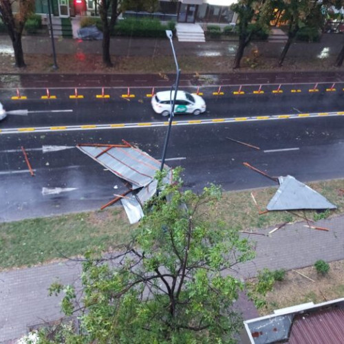 Vantul puternic și grindina au provocat pagube în Focșani și împrejurimi