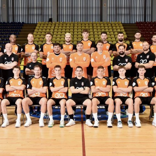 Finala campionatului național de handbal masculin s-a disputat vineri seara între Dinamo București și CS Minaur Baia Mare, cele două echipe calificate în ultimul act după victorii din prima etapă. Potrivit informatiilor citate de emisora locală emaramures.ro, Dinamo, echipă cu cel mai mare buget din țară, s-a impus cu scorul de 32-24, justificând, într-un fel, și avantajul financiar.