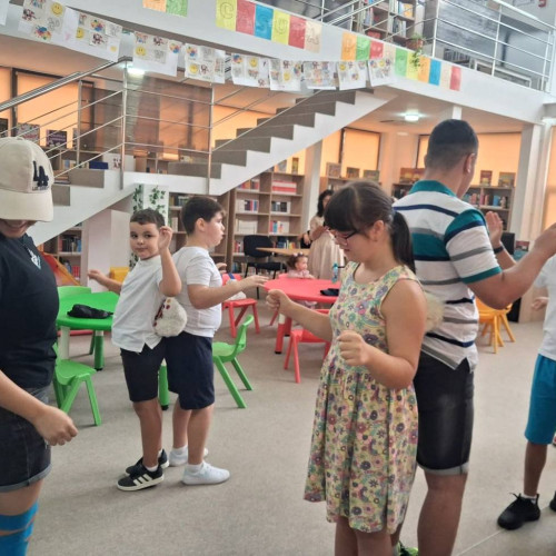 copii din centru de zi pentru autism și sindrom down „sfânta maria” vizitează biblioteca județeană dâmbovița