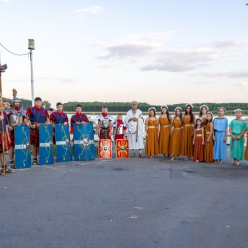 soldați români și nimfe dace în paradă pe Faleza Dunării în prag de festival