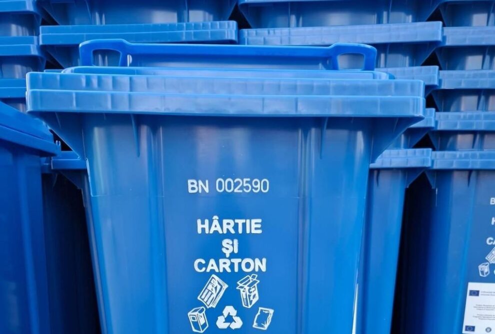 Distribuția pubelelor albastre se va face în intervalul orar 16.30 - 21.00, informează ADI Deșeuri. Potrivit sursei citate, la fiecare pubelă distribuită va fi oferit și un pliant de informare despre compostarea în gospodărie a deșeurilor biodegradabile.