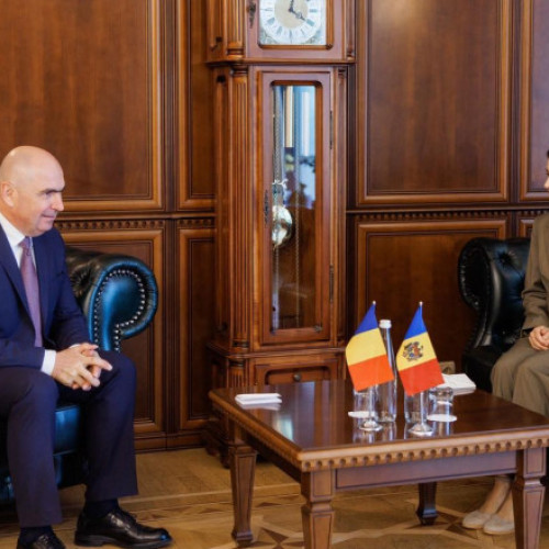 Ilie Bolojan, premierul României, a avut o vizită oficială la Chișinău, unde s-a întâlnit cu președinta Maia Sandu. Discuțiile s-au concentrat pe extinderea colaborării bilaterale în domenii importante precum infrastructura, energie și proiecte de dezvoltare transfrontalieră. Potrivit unui comunicat al Președinției Republicii Moldova, prioritatea principală este creșterea interconexiunilor energetice și modernizarea rețelelor de transport, precum și investițiile comune menite să aducă beneficii cetățenilor de pe ambele maluri ale Prutului.