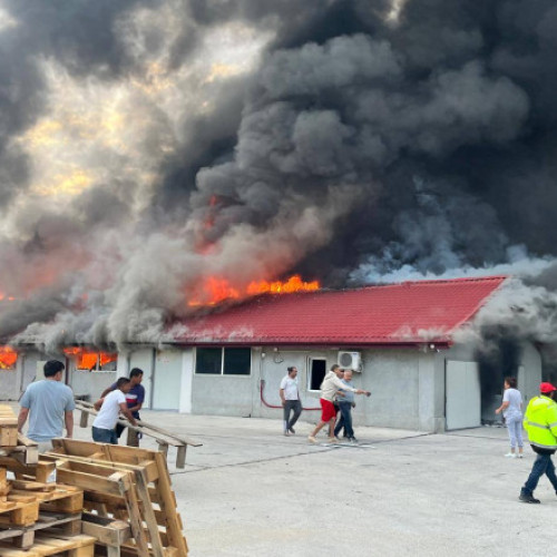 Incendiu major în Buftea, afectând o hală de depozitare a maselor plastice