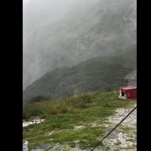 Fulgii de zăpadă au făcut deja apariția în munți, deși vara nu s-a încheiat încă