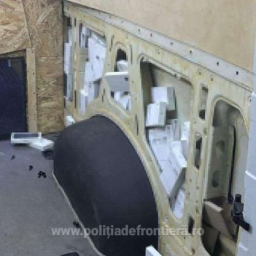 Descoperire de telefoane mobile în microbuzul înmatriculat în Ucraina de către polițiștii de frontieră la Vicovu de Sus