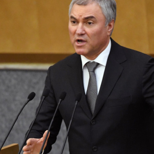 Veaceslav Volodin, președintele Dumei de Stat a Rusiei, a sosit luni în China cu scopul de a participa la a zecea reuniune a comisiei interparlamentare dintre cele două țări, relatează digi24.ro. În acest cadru, oficialul rus va discuta despre &quot;răspunsul la presiunea sancțiunilor&quot; și despre &quot;ingerințele externe&quot;, notează sursa citată. Imaginile distribuie de media rusă, precum Russia Today, arată sosirea lui Volodin în Beijing în prima parte a zilei. Potrivit declarațiilor sale pentru agenția Sputnik, citată de digi24.ro, în timpul vizitei, va avea întâlniri cu oficialii chinezi pentru a discuta despre contracararea sancțiunilor și despre modul de a răspunde &quot;ingerințelor externe&quot;.