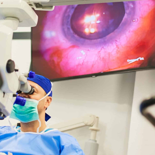 Teodor Holhos, unii dintre cei mai experi­mentați chirurgi din România, a inaugurat recent cel mai mare spital de oftalmologie din Transilvania, situat în Alba Iulia. Potrivit unui articol citat de alba24.ro, medicul realizează anual peste 5.500 de intervenții chirurgicale, acoperind aproape toate tipurile de operații din oftalmologie modernă, de la laser pentru corectarea dioptriilor, până la intervenții pentru cataractă și operații complexe pe retină.