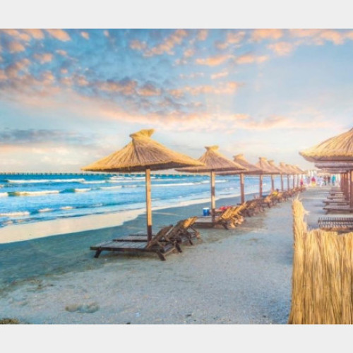 cea de-a 47-a ediție a programului „Litoralul pentru toți” se desfășoară în septembrie, fiind o oportunitate pentru turiști de a beneficia de reduceri de până la 60% față de sezonul estival de vârf. Programul, care a început ca inițiativă socială în 2002, pentru pensionari, studenți și persoanele cu venituri reduse, s-a transformat rapid într-o ofertă accesibilă tuturor. Potrivit lui Traian Badulescu, purtător de cuvânt al Asociației Naționale a Agențiilor de Turism, “în prezent, mii de români profită de aceste tarife speciale în perioadele mai și septembrie, beneficiind de reduceri importante.”