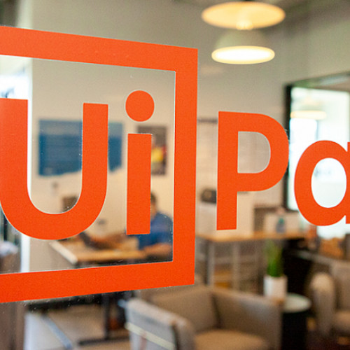 UiPath, compania fondată de Daniel Dines, a câștigat un contract important pentru implementarea soluțiilor de automatizare a proceselor în cel puțin 18 instituții ale statului. Potrivit ziaruldebacau.ro, investiția, finanțată din Planul Național de Redresare și Reziliență (PNRR), se ridică la aproape 15 milioane de euro și urmează să fie finalizată până la sfârșitul anului.