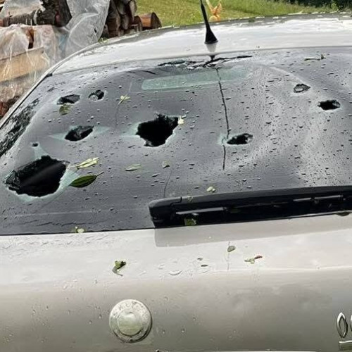 Potrivit newsbv.ro, o furtună puternică cu grindină de dimensiuni mari a lovit seara trecută zona Intorsura Buzăului, din județul Covasna. Vremea excesiv de severă a provocat pagube serioase, mai ales în rândul autoturismelor, ale căror parbrize au fost ciuruite ca de gloanțe, iar caroseria a fost avariată de gheata mare. Mai mulți localnici au filmat și fotografiat aceste daune, iar autoritățile urmează să evalueze în continuare amploarea problemelor și valoarea totală a pagubelor.