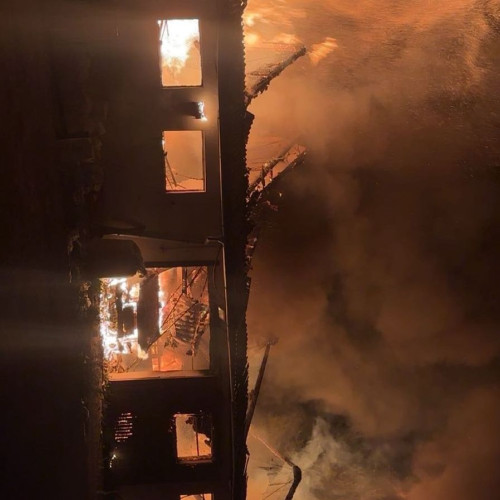 Incendiu grav în localitatea Cătălina: două hale agricole distruse