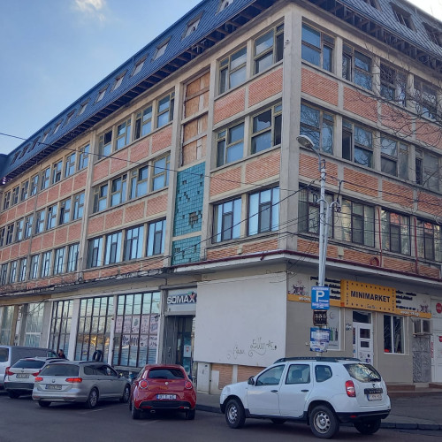 Clădirea "Luceafarul" din Botoșani, scoasă din nou la vânzare în bucăți