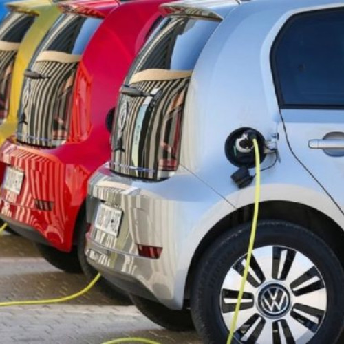 Piața mașinilor full-electrice din România a înregistrat o scădere de peste 40% în primele șapte luni ale anului, în ciuda lansărilor multiple de modele noi, inclusiv cele ale brandurilor chinezești, considerate competitive. Potrivit datelor ACEA, citate de HotNews, înmatriculările de mașini electrice noi au scăzut cu 44% în prima parte a anului, iar printre statele UE, doar Croația a avut o scădere procentuală mai mare.