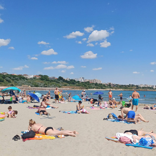 A 47-a ediție a programului „Litoralul pentru toți” se desfășoară în luna septembrie, oferind turiștilor șanse de a beneficia de reduceri de până la 60% față de ultimele zile ale sezonului estival. Potrivit lui Traian Badulescu, purtător de cuvânt al Asociației Naționale a Agențiilor de Turism, acest program are o importanță esențială pentru turismul românesc, deoarece ajută la prelungirea sezonului și face litoralul mai accesibil pentru toți.