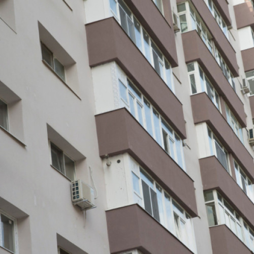 Zece straturi de blocuri și case din București urmează să fie demolate pentru extinderea magistralei 4 de metrou, potrivit stirileprotv.ro. Guvernul a aprobat lista imobilelor și terenurilor care vor fi expropriate de la persoane fizice și juridice pe traseul noii linii de metrou. Proprietarii vor primi despăgubiri, însă mulți se așteaptă la sume mai mari decât cele oferite de stat și avertizează că vor merge în instanță dacă nu vor fi satisfăcuți.