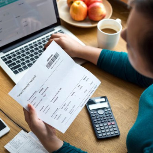 românii cu venituri reduse pot solicita sprijin pentru plata facturilor la energie electrică