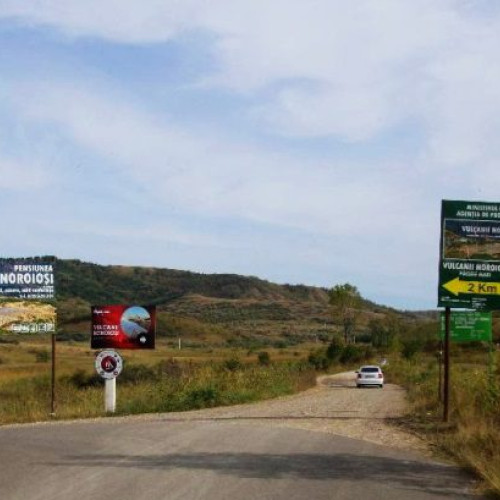 Proiectul de reabilitare a drumului județean 102F, care duce spre Vulcanii Noroiosi, este din nou blocat. Deși acest drum este esențial pentru turismul și economia județului Buzău, inaugurarea șantierului a fost din nou amânată.