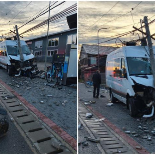 microbuz lovește un stâlp de electricitate în Dej, Cluj