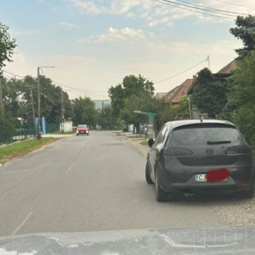 Mașină abandonată blochează traficul pe strada Criseni din Dezmir