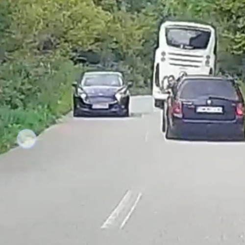 Tânăr filmat aruncând sticle de bere din autoturism în timpul mersului în Cluj