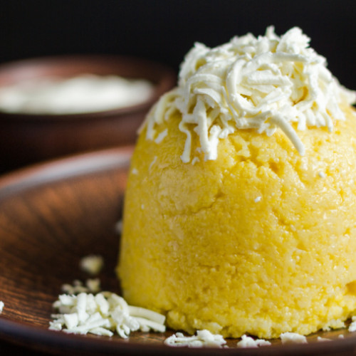 tradiție românească la Păulești: mamaliga cu brânză, oferită gratuit